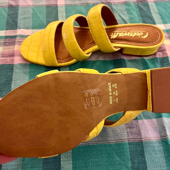 NEW L’intervalle Yellow Sandals - Picture 2 of 2
